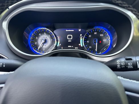 Used 2025 Chrysler Pacifica Select FWD image 19