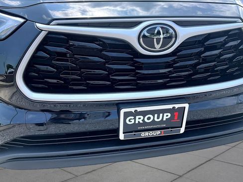 Used 2023 Toyota Highlander XLE AWD/4WD image 30