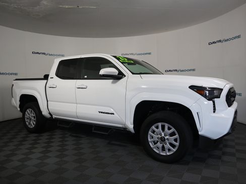 Used 2025 Toyota Tacoma SR5 AWD/4WD image 4