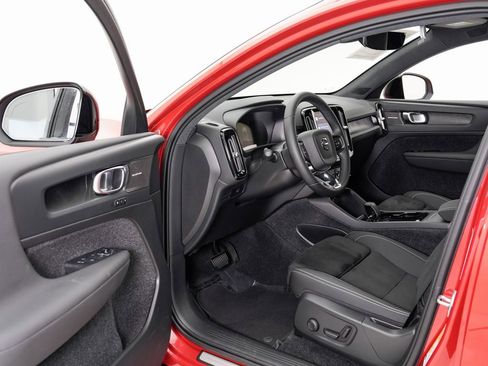 Used 2023 Volvo C40 P8 Recharge Ultimate image 7