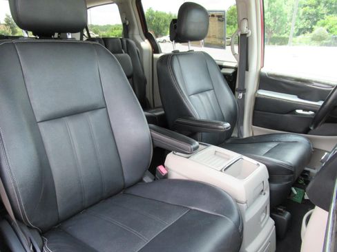 Used 2015 Chrysler Town & Country Touring FWD image 9
