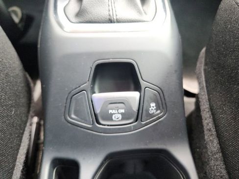 Used 2020 Jeep Renegade Latitude w/ Popular Equipment Group FWD image 24