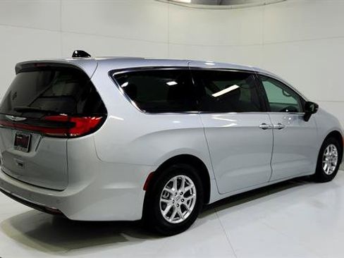 Used 2024 Chrysler Pacifica Touring-L FWD image 8