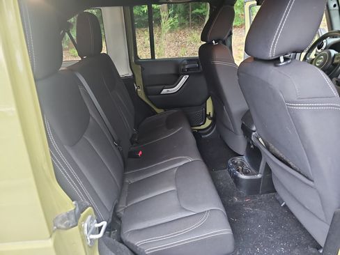 Used 2013 Jeep Wrangler Unlimited Sahara w/ Connectivity Group AWD/4WD image 33