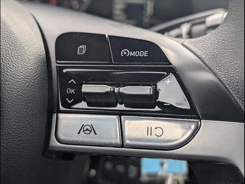 Used 2023 Hyundai Elantra SE image 17