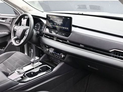 Used 2025 Mitsubishi Outlander SE AWD/4WD image 35