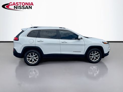 Used 2016 Jeep Cherokee Latitude w/ Cold Weather Group AWD/4WD image 10