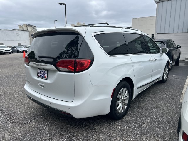 Used 2019 Chrysler Pacifica Touring-L FWD image 5