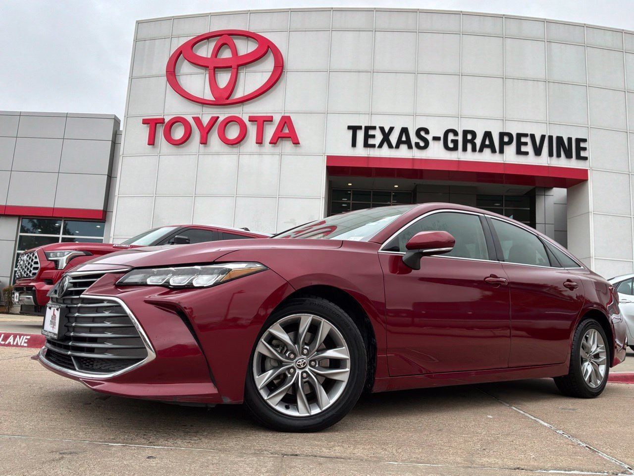 Used 2022 Toyota Avalon XLE FWD image 2