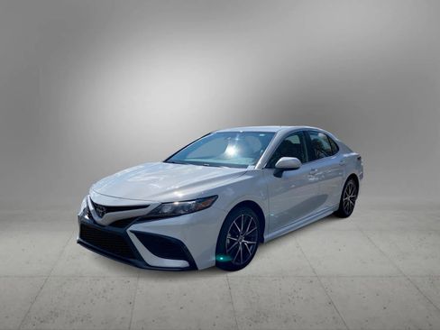 Used 2024 Toyota Camry SE image 4