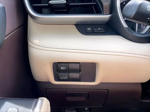 Used 2022 Toyota Highlander XLE FWD image 33