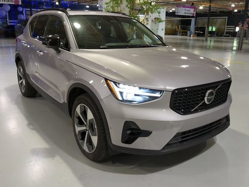 Used 2026 Volvo XC40 B5 Plus AWD/4WD image 5