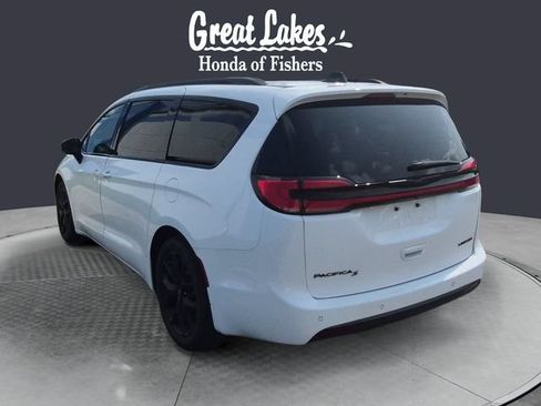 Used 2025 Chrysler Pacifica Limited FWD image 3