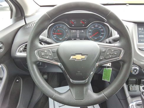 Used 2017 Chevrolet Cruze LT FWD image 11