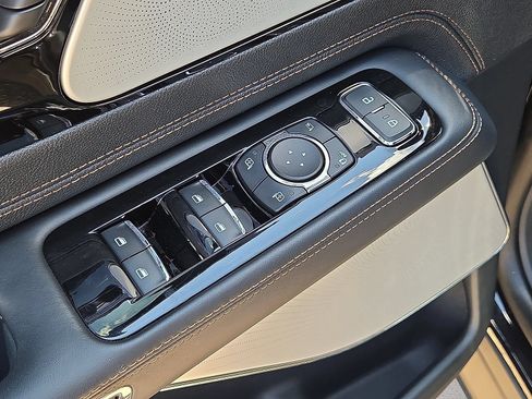 Used 2025 Lincoln Aviator Black Label AWD/4WD image 23