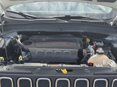 Used 2017 Jeep Renegade Latitude FWD image 27