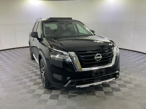 Used 2023 Nissan Pathfinder Platinum FWD image 3