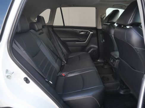 Used 2021 Toyota RAV4 XLE Premium image 12