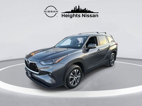 Used 2023 Toyota Highlander XLE image 4