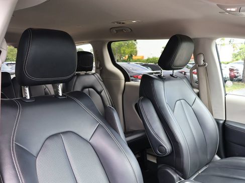 Used 2023 Chrysler Pacifica Touring-L FWD image 27