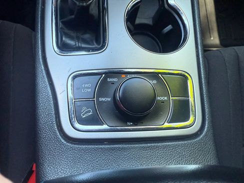 Used 2019 Jeep Grand Cherokee Laredo AWD/4WD image 26