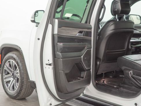 Used 2024 Jeep Wagoneer L Series II w/ Flexible Seating Group RWD image 10