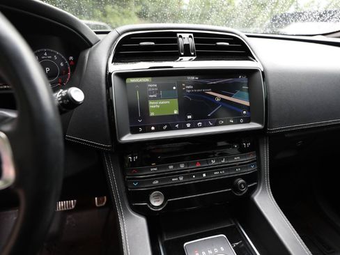 Used 2019 Jaguar F-PACE R-Sport AWD/4WD image 23