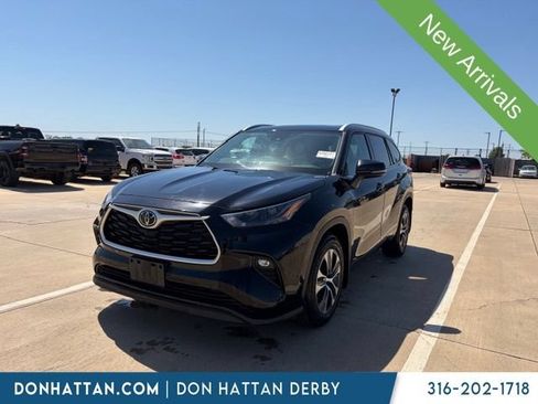 Used 2022 Toyota Highlander XLE AWD/4WD image 1