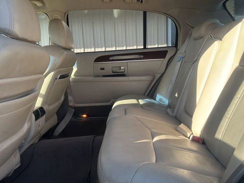 Used 2004 Lincoln Town Car Ultimate L image 11