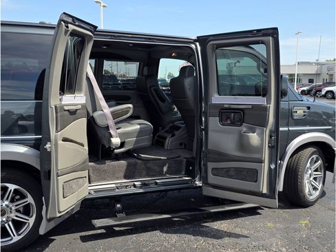 Used 2017 Chevrolet Express 2500 RWD image 25