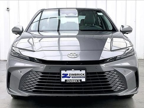 Used 2025 Toyota Camry XLE image 3