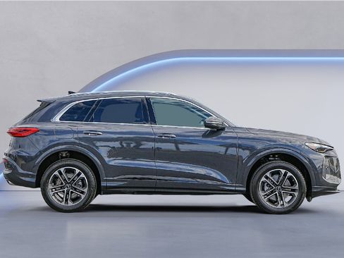 Certified 2025 Audi Q5 Premium w/ Convenience Package image 3