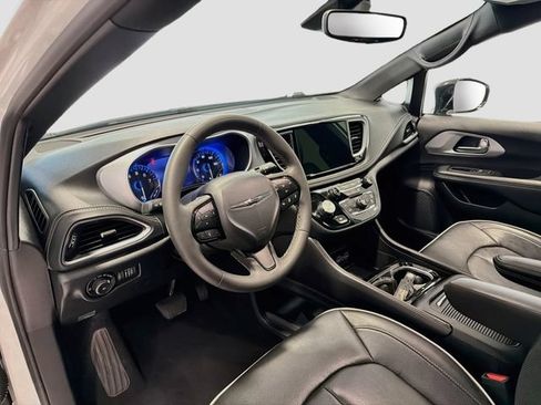 Used 2025 Chrysler Pacifica Limited FWD image 9