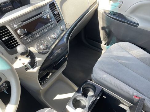 Used 2012 Toyota Sienna LE w/ Towing Pkg AWD/4WD image 20