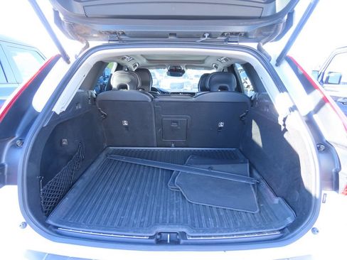 Used 2021 Volvo XC60 T5 Momentum w/ Protection Package Premier FWD image 12