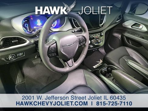 Used 2024 Chrysler Pacifica Limited FWD image 11