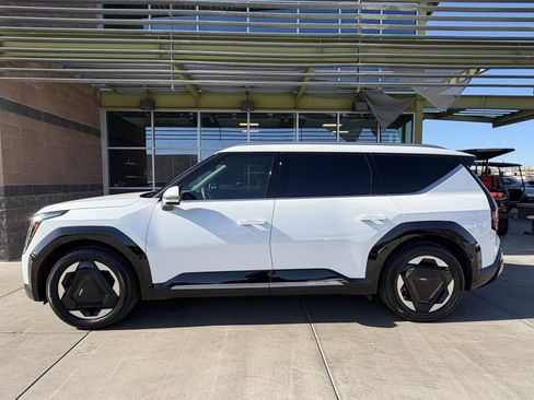 Used 2024 Kia EV9 Land image 7