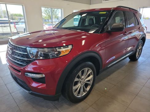 Used 2023 Ford Explorer XLT w/ Equipment Group 202A AWD/4WD image 3