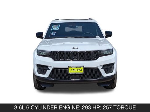Used 2025 Jeep Grand Cherokee Altitude AWD/4WD image 4