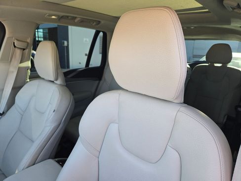 Used 2023 Volvo XC90 B6 Plus image 9