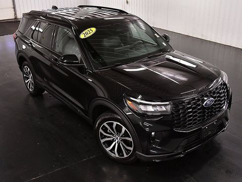 Used 2025 Ford Explorer ST-Line image 11