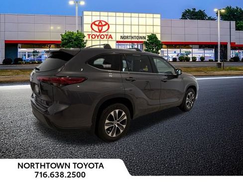Used 2022 Toyota Highlander XLE image 7