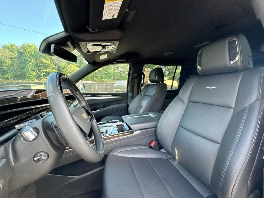 Used 2025 Cadillac Escalade ESV Luxury RWD image 13