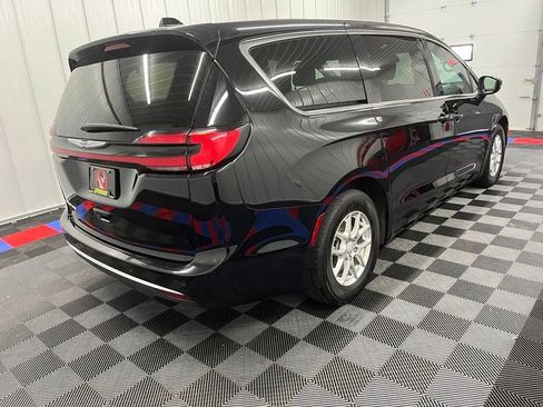 Used 2025 Chrysler Pacifica Select FWD image 2
