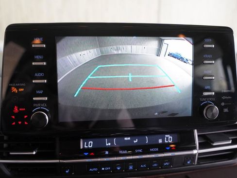 Used 2022 Toyota Sienna XLE w/ XLE Plus Package image 19