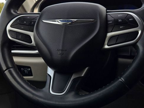 Used 2018 Chrysler Pacifica Touring-L image 32