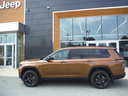 New 2026 Jeep Grand Cherokee L Limited w/ Limited Altitude Package AWD/4WD image 2