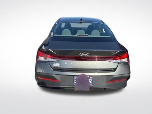 Used 2025 Hyundai Elantra SE w/ Cargo Package image 4