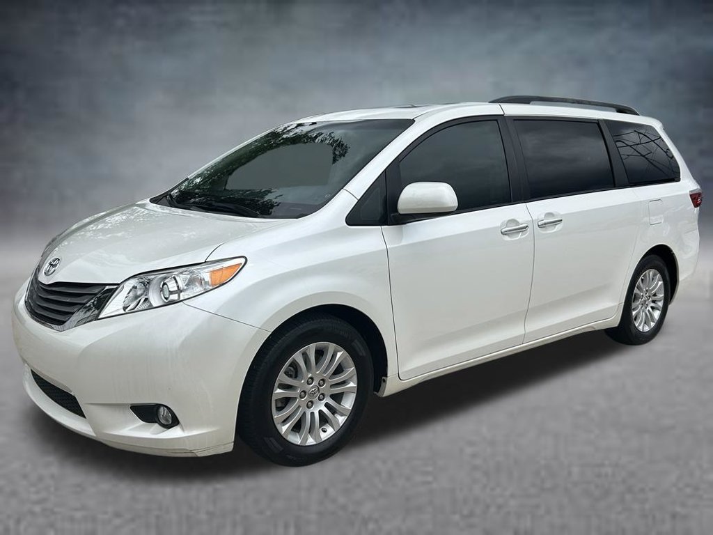 Used 2016 Toyota Sienna XLE FWD image 2