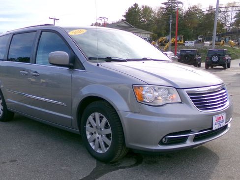 Used 2016 Chrysler Town & Country Touring image 7